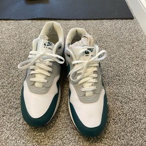 Air max 1’s green and white